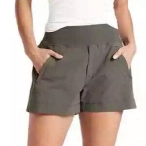 Athleta Trekkie north mid rise Shorts. Olive. Size 0. Guc